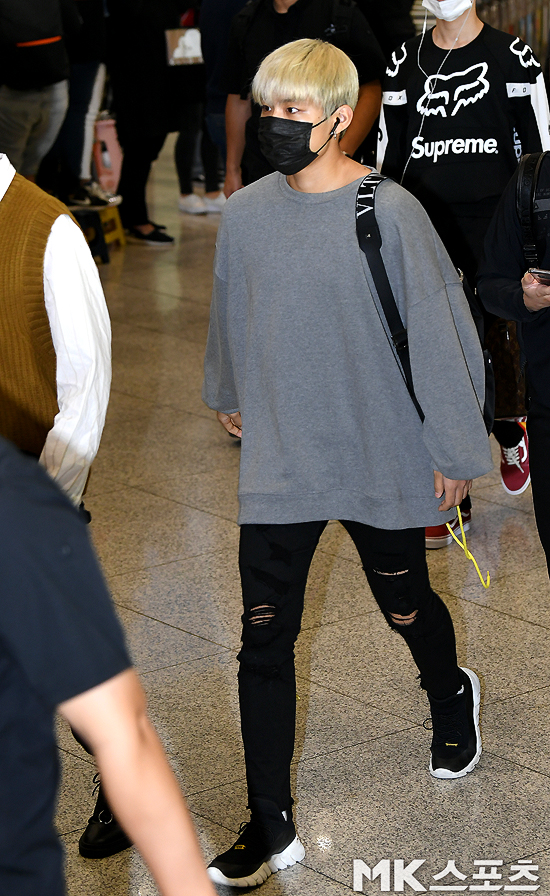 Group Wanna One returned home via the Incheon International Airport Terminal 1 on Thursday after finishing the Thailand performance.Group Wanna One member Park Woojin is exiting the entry gate.