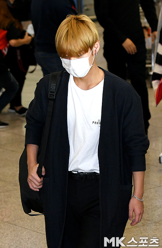 Group Wanna One returned home via the Incheon International Airport Terminal 1 on Thursday after finishing the Thailand performance.Group Wanna One member Park Jihoon is leaving the gate.