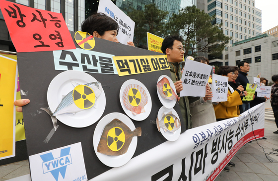 시민방사능감시센터 관계자들이 19일 서울 종로구 옛 일본대사관 앞에서 열린 일본산 식품 수입규제·WTO패소 대응 촉구 기자회견에서 후쿠시마 수산물 수입 반대를 촉구하고 있다. 2018.3.19/사진=뉴스1