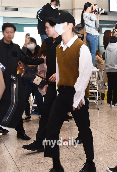 Singer Hwang Min-hyun is returning to Incheon International Airport on the morning of the 30th after finishing KCON 2018 THAILAND in Thailand.