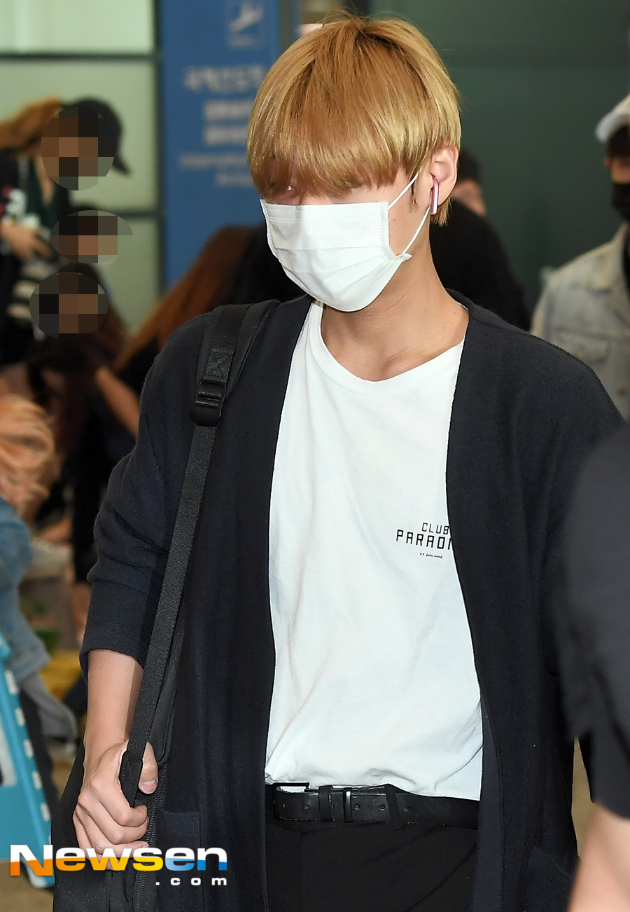 Group Wanna One arrived at the airport fashion through Incheon International Airports first passenger terminal on the morning of September 30 after finishing KCON 2018 THAILAND.Wanna One (Kang Daniel, Park Jihoon, Lee Dae-hwi, Kim Jae-hwan, Ong Sung-woo, Park Woo-jin, Ry Kwan-rin, Yoon Ji-sung, Hwang Min-hyun, Bae Jin-young, Ha Sung-woon) Ha Sung-woon and Lee Dae-hwi are leaving the Arrival point.Jung Yu-jin
