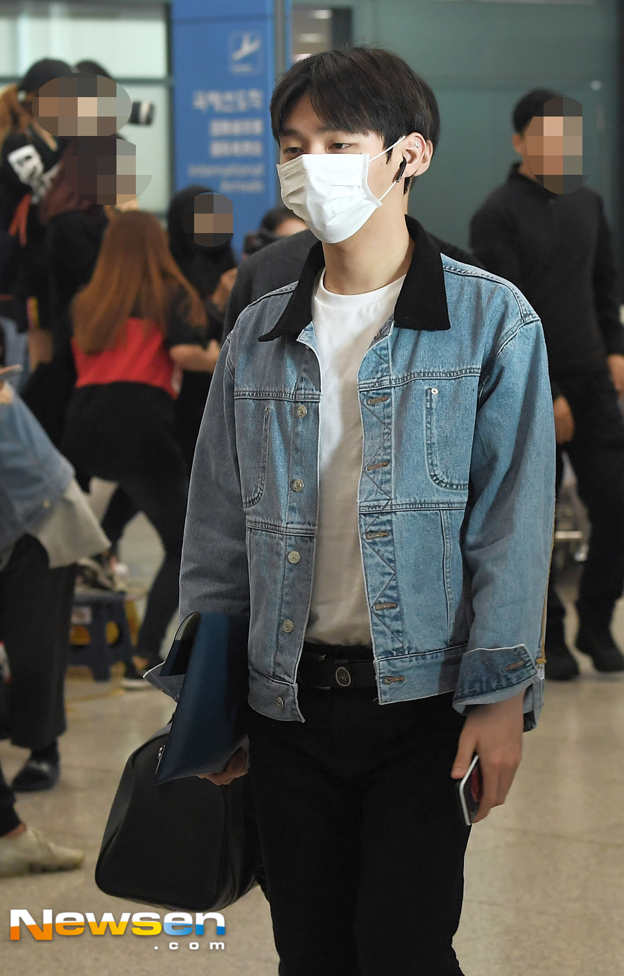 Group Wanna One arrived at the airport fashion through Incheon International Airports first passenger terminal on the morning of September 30 after finishing KCON 2018 THAILAND.On this day, Wanna One (Kang Daniel, Park Ji-hoon, Lee Dae-hwi, Kim Jae-hwan, Ong Sung-woo, Park Woo-jin, Ry Kwan-lin, Yoon Ji-sung, Hwang Min-hyun, Bae Jin-young, Ha Sung-woon) Ha Sung-woon and Lee Dae-hwi are leaving the Arrival point.Jung Yu-jin