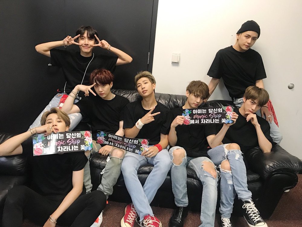 Boy group BTS (RM, Jean, Sugar, Jay Hop, Jimin, Vu, Jungkook) successfully completed the United States of America Newark concert.On September 29 (local time), the official BTS tweeted, [#Todays Bulletproof] Thank you, Newark! Thank you for making a happy performance.We will meet again # Newwack 2 performance and two photos were posted.The photo shows the seven members of the BTS who are sitting in the waiting room after finishing the performance at Newark on the day and taking group photos.BTS met local fans at Newark Prudential Center for two days, following the 28th and 29th.BTS will continue its global tour of LOVE YOURSELF (Love Yourself) at United States of America Chicago on October 2 and 3.On the 6th, he entered New York City Field and will be the first K-pop singer to perform solo at the United States of America Stadium.Starting from 9th, he will go on a European tour to Amsterdam, Germany, Berlin and Paris, Netherlands, starting with London, England.hwang hye-jin