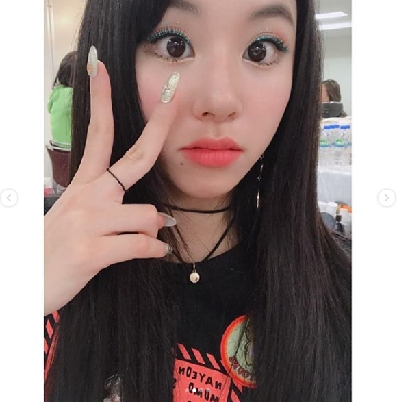 TWICE Chae Youngs Beautiful looks are the talk of the town.On September 29, TWICE official Instagram, the makeup photo of the member Chae Young was released and caught the attention.Thank you, Ones.In the photo, which is released with the words I have Sea on my eyes today, Chae Young boasts beautiful looks that are uniquely made of blue LOréal.pear hyo-ju