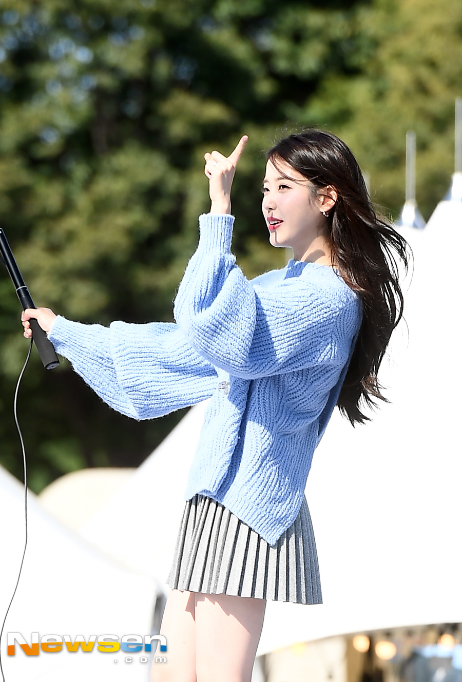 Singer IU attended an event held at 88 lawn yard in Olympic Park, Songpa-gu, Seoul, on the afternoon of September 30.The IU is showing the stage on this day.On the other hand, IU, which celebrated its 10th anniversary on September 18th, will hold a large-scale tour concert from the end of October.Jung Yoo-jin