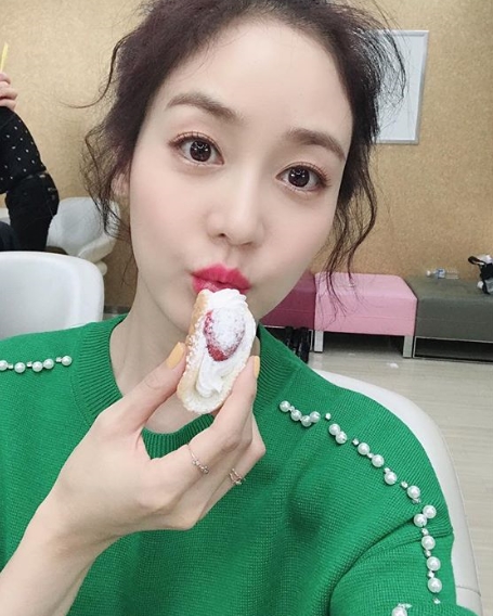 Sung Yu-ris lovely selfie has been unveiled.Sung Yu-ri posted a picture on September 30 with an article entitled Thank you for the relationship I missed.The photo shows Sung Yu-ri, who is certifying the gift sent by fans; the Shining aid fairy beauty stands out in the close shot.kim myeong-mi