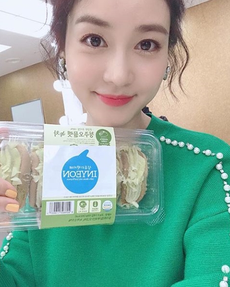 Sung Yu-ris lovely selfie has been unveiled.Sung Yu-ri posted a picture on September 30 with an article entitled Thank you for the relationship I missed.The photo shows Sung Yu-ri, who is certifying the gift sent by fans; the Shining aid fairy beauty stands out in the close shot.kim myeong-mi