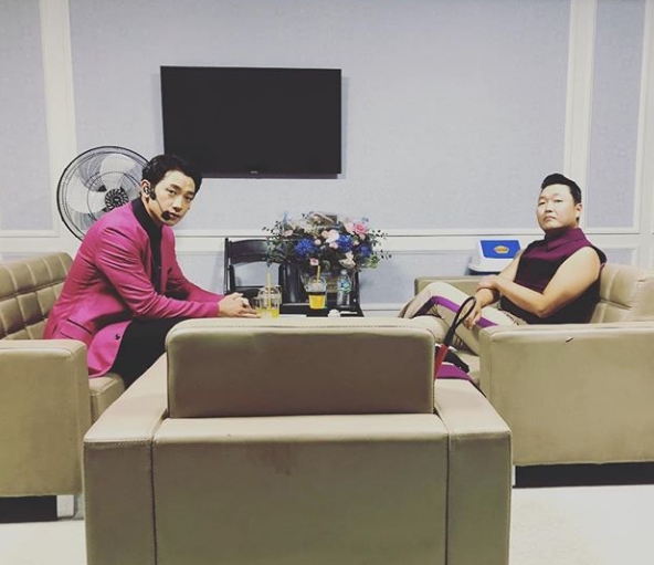 Two shots of singer Rain and PSY have been released.Rain posted a picture on his 30th day with an article entitled My brother, my brother, my neighborhood brother, my re-enactment. PSY RAIN 10 years later.In the photo, Rain and PSY face each other and sit on the couch, staring at the camera, the relaxed atmosphere between the two is impressive.Rain and PSY are best friends who have been in the music industry. Rains proposal to his wife Kim Tae-hee is a song written, composed and produced by PSY.Meanwhile, PSY and Rain held a joint concert of Move: Frozen (Original Motion Picture Soundtrack) at Seoul Olympic Park Seoul Olympic Stadium on the 29th.non-instagram