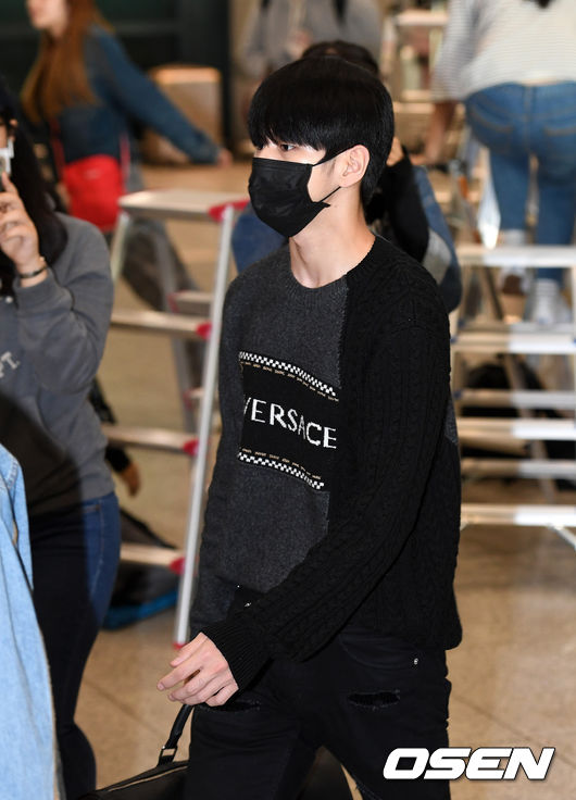 Group Wanna One Ong Seong-wu is returning home through ICN airport after finishing Thailand KCON on the morning of the 30th and leaving the Arrival point.