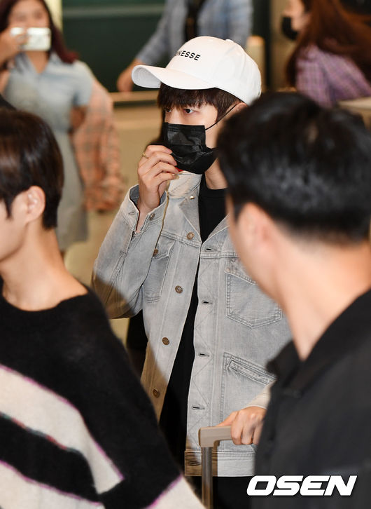 Group Wanna One Kim Jae-hwan is returning home through ICN airport after finishing Thailand KCON on the morning of the 30th and leaving the Arrival point.