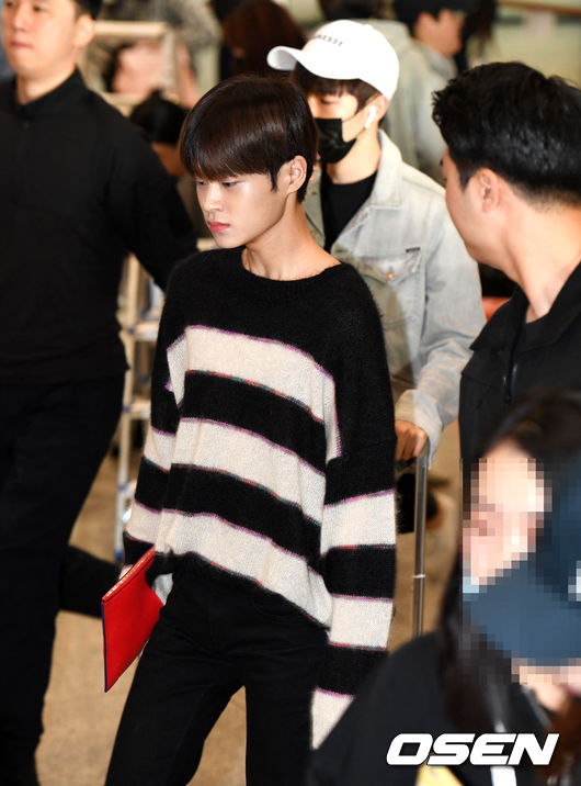 Group Wanna One Lee Dae-hwi is returning home through ICN airport after finishing Thailand KCON on the morning of the 30th and leaving the Arrival point.
