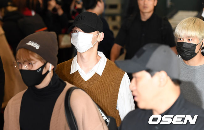 Group Wanna One Kang Daniel, Hwang Min-hyun and Park Woo-jin are returning home through ICN airport after finishing Thailand KCON on the morning of the 30th.