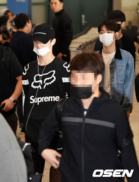 Group Wanna One Lai Kuan-lin and Yoon Ji-sung are returning home through ICN airport after finishing Thailand KCON on the morning of the 30th.