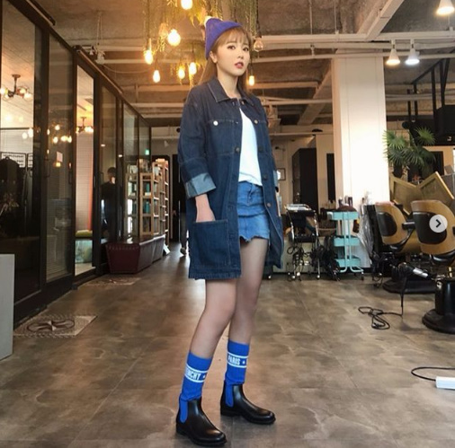 Singer Hong Jin-young boasted her sense in custom fashion.Hong Jin-young posted a picture on his SNS on the afternoon of the 30th with an article entitled Today is a blue and blue kiss # kissing # Today is an anchovy # Just a day to work #In the photo, Hong Jin-young took a cute posture with blue clothes and blue jackets.Hong Jin-young has been loved by many people for appearing in various entertainmentsHong Jin-young SNS