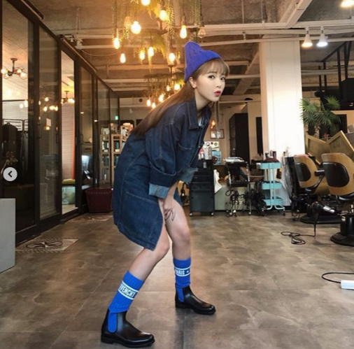 Singer Hong Jin-young boasted her sense in custom fashion.Hong Jin-young posted a picture on his SNS on the afternoon of the 30th with an article entitled Today is a blue and blue kiss # kissing # Today is an anchovy # Just a day to work #In the photo, Hong Jin-young took a cute posture with blue clothes and blue jackets.Hong Jin-young has been loved by many people for appearing in various entertainmentsHong Jin-young SNS