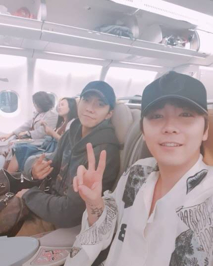 Lee Hong-gi posted a picture on his 29th day with his article Stop following me, followed by concerts, followed by Planes. Hugh. Lonely?Lee Hong-gi and Lee Seung-gi in the public photos are taking a V-posing side by side with Planes.The two wear hats and wear comfortable clothes, but they boast a warm appearance and attract Eye-catching.Meanwhile, Lee Hong-gi and Lee Seung-gi appeared together in Mnet survival program Produce 48.