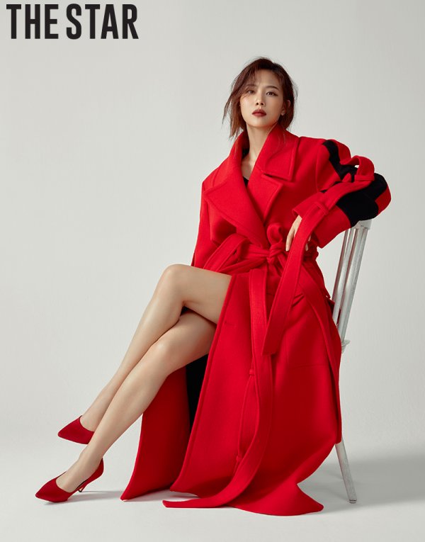 In the picture released in the October issue of The Star, Wang Feifei expressed the moment of autumn freely and enthusiastically.In this picture, Wang Feifei has a sexy and chic atmosphere with his red coat.Especially when I was wearing a white color fur and posing boldly, the staffs admiration did not stop.In an interview after filming, he said, The singer should show a dynamic appearance on stage and express his expression more charismatic than usual.The actor was a little different, and there were many things that had to be much more static, calm, and restrained, and it was difficult at the beginning because it was not a habit. When asked if he had ever been in a dilemma, Wang Feifei said, In 2016, it was a time when there were so many thoughts.Or I was really worried about going to China, so I left Travel. I learned to clear my mind and accept what it is.If there was anything I realized, I would go back to the beginning as it was for the first time. When asked about the target we have achieved so far, Wang Feifei said, 30%? There are many things I want to do and want to achieve yet.Finally, when asked about how I want to be remembered in the future, I finished the interview with a smile, saying, I would like you to remember all my various aspects such as singer, actor, chef, dancer.An interview with a fashion picture of Wang Feifeis autumn moment can be found in the October issue of The Star.
