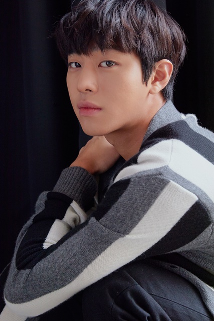 It is the opposite of the drama Thirty but Seventeen.Yu Chan, who has been working out since childhood, has a simple charm in his cheerful personality, but actor Ahn Hyo-seop(23) has a lot of thoughts in his unfamiliar style.In an interview on the end of the SBS monthly drama Thirty but Seventeen (hereinafter referred to as Thirty), Ahn Hyo-seop, who met the daily economy, did.I met with actor Ahn Hyo-seop, who has a lot of seriousness in a word and a word, and talked about his work and acting life.I came with thirty from the hot summer to the autumn wind, but I had a lot of trouble with all the staff, the coaches, and the seniors.Thats why thirty is a piece that I am fond of and will continue to be in the back of my heart.I want to say thank you for your love.Thirty is a romantic comedy that is a romantic comedy that is thirty but seventeen, with mental physical incongruity (Shin Hye-sun), who woke up in a coma at seventeen and has been separated from the world.Ahn Hyo-seop was a high school student who lives as a Feelings in the drama and played the role of Adjust Ace Yuchan.When asked if it would have been difficult to prepare because it was an athlete role, Ahn Hyo-seop said, I worked hard on Adjust practice before shooting.I practiced with Adjust crews almost every day two months before I started shooting.So I think that Feelings came out naturally even if I didnt try to look like an Adjust player in the sun, because in fact, at the beginning of the work, there was more flesh.But I kept shooting in the heat and I lost eight or nine pounds. I lost my waist to 26 inches.I wanted to look like a player with visuals, and I ate two or three times more than usual. I was a little sad because I kept losing weight. I was very grateful (the audiences compliments) but I was actually a little ashamed, because Im a little strict with myself, and I was sorry for the many downsides in my eyes.I try to accept praise as a means to work harder in the future, but I think I have grown a lot while playing Yu Chan.As an actor, Ahn Hyo-seop, I became more involved in acting, and I was able to work more fun than I used to, and I think that alone is a very big growth. I learned a lot from my seniors who worked together.When asked about the shooting scene with Shin Hye-sun and Yang Se-jong, Ahn Hyo-seop said, I was not able to get close because I was unfamiliar, but I was grateful that my seniors came first.Ive been very helpful, especially since my two seniors have been very involved in the moment, and I think every moment was a continuation of learning, he said.When you were acting so well, I felt a lot of pressure when we were acting together, so I tried a lot to prepare for my breathing.Ive been watching you play on the spot and applying it to me. Its been a lot of time. Yang Se-jong is similar to me.They both looked at each other and it was hard to get close at first, but the characters in the play were so loved that they became naturally close, and later they went to the filming and started holding hands.(Laughs) (continues on Interview 2)