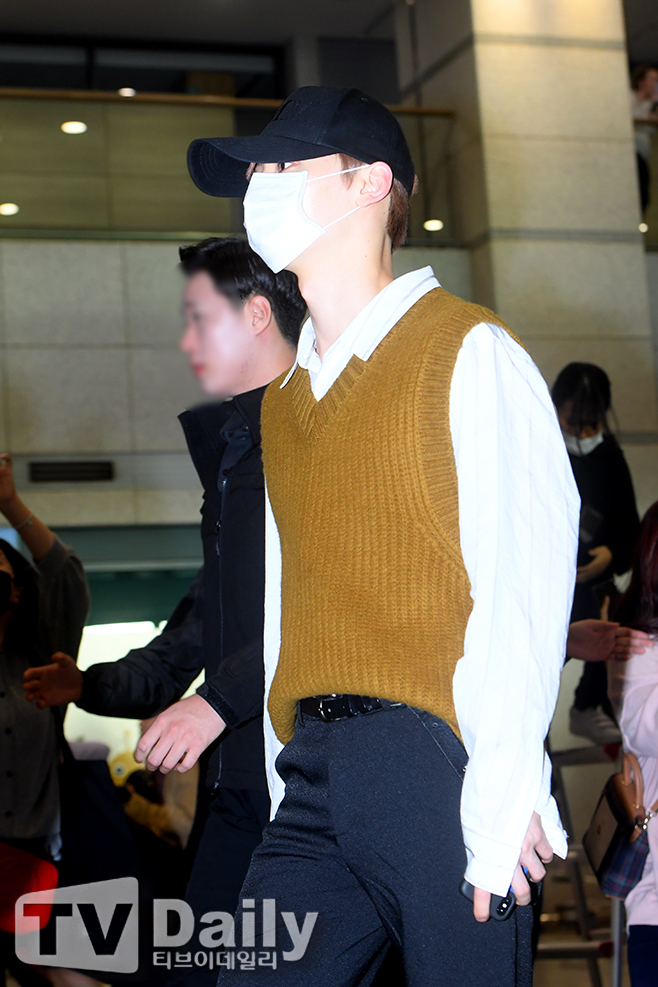 Group Wanna One Hwang Min-hyun is performing Entrance through the Incheon International Airport on the morning of the 30th after finishing overseas concert.Wanna One Entrance