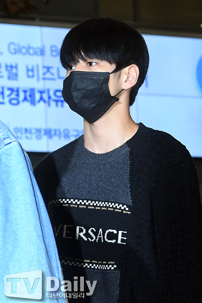 Group Wanna One Ong Seong-wu is performing Entrance through the Incheon International Airport on the morning of the 30th after finishing overseas concert.[Wanna One Entrance