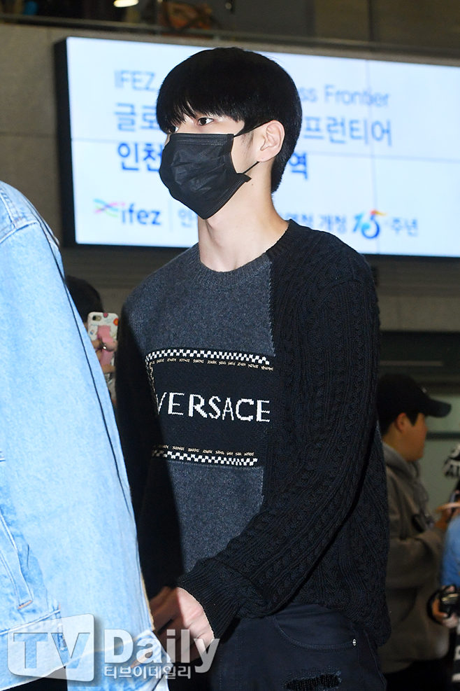 Group Wanna One Ong Seong-wu is performing Entrance through the Incheon International Airport on the morning of the 30th after finishing overseas concert.[Wanna One Entrance