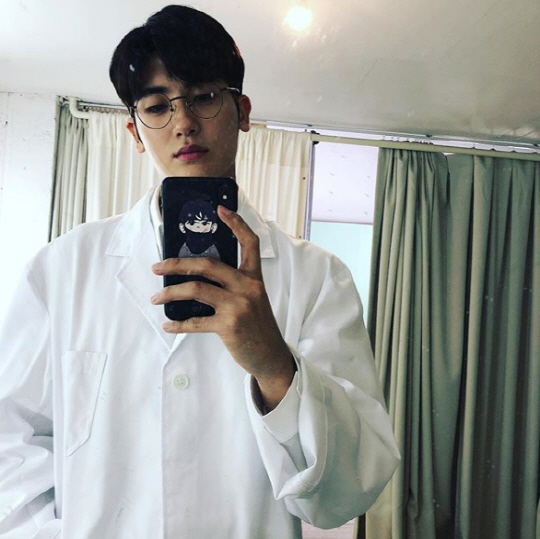 Actor Park Hyung-sik flaunted his handsome visualsOn Sunday, Park Hyung-sik posted a photo on his Instagram page.Park Hyung-sik in the public photo is taking a selfie wearing round glasses and a white gown.A handsome face that can not be covered by a small face and glasses that seem to disappear attracts attention.Park Hyung-sik has played a role as a lawyer in the KBS2 new drama Suits.It will appear in the musical Elisabeth which will be held at Blue Square Interpark Hall in Hannam-dong, Seoul on November 17th.