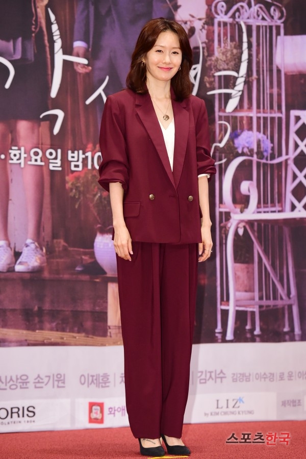 Kim Ji-soo is attending the SBS drama Star of the Foxes production presentation held at To airport Korail Auditorium in Jung-gu, Incheon on the afternoon of the afternoon.Star of the Foxes is a human melodrama that confronts people in the ICN airport and confronts each other with a lack of scars and hurts.Lee Jae-hoon, Chae Soo-bin, Lee Dong-gun, Kim Ji-soo, Kim Kyung-nam and others will appear.
