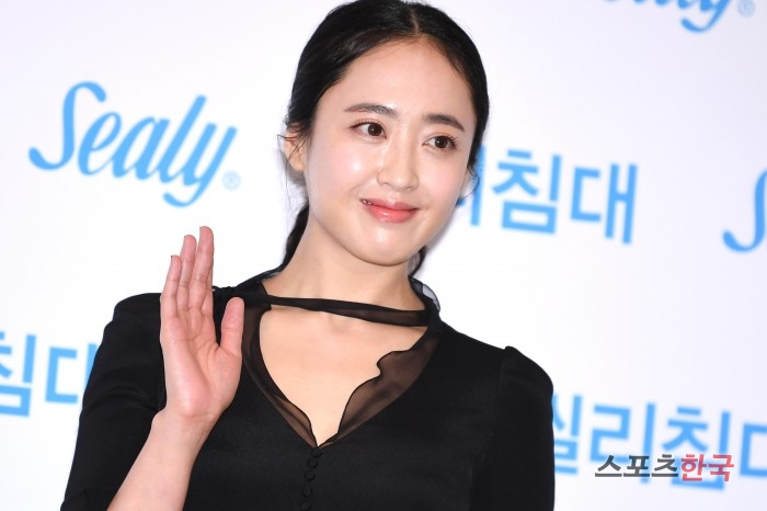 Actor Kim Min-jung is attending the event to launch a new product Sealy Corporation 137th Anniversary held at Lotte Department Store headquarters in Jung-gu, Seoul on the afternoon of the afternoon.