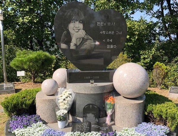 정돈된 최진실의 무덤가. 고(故) 최진실의 연합 팬클럽 회원들이 자발적으로 관리해오고 있다. /김대오 연예전문프리랜서