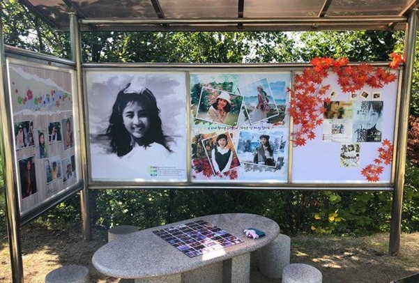 서울 한강 뚝섬에 위치한 자벌레문화콤플렉스에서 열리고 있는 전시  ‘그 시절 우리가 가장 사랑했던 배우 최진실’. 세상을 떠난 배우에 대한 팬들의 영원한 사랑이 느껴지는 소박한 행사다. /김대오 연예전문프리랜서