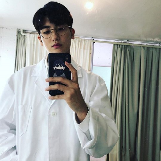 Park Hyung-sik posted a picture of his recent situation through his instagram on the 1st.Park Hyung-sik in the public photo is shooting Selfie through a mirror wearing a white gown.Park Hyung-sik, with a chic look, drew attention with an intelligent image with a black thin glasses frame.On the other hand, Park Hyung-sik played a role as a lawyer in the recently released KBS2 drama Suits.It will appear in the musical Elisabeth which will open at Blue Square Interpark Hall in Hannam-dong, Seoul in November.