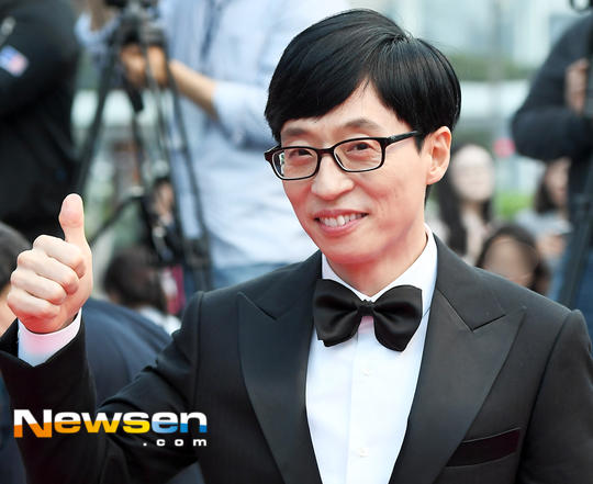 Yoo Jae-Suk has started Top Model, a series of new programs that he didnt know prolific about, and hes expanding his territory with a full-length, cable, and a series of new programs.Could his Top Model succeed?Yoo Jae-Suk is currently leading KBS 2TV Happy Together and SBS Good Sunday - Running Man.Both programs are longevity programs that have been in place for several years.Happy Together declared a reorganization at the end of the ratings classic, preparing for a new format, and Running Man overcame Danger once again and found stability again.His masterpiece MBC Infinite Top Model ended the season earlier this year.In 1991, he made his debut as a comedian for KBS 7th public bond. In the late 90s, he raised his awareness through the Seo Sewon Show talk box and showed his talent as the main MC through Saturday to achieve his goal - Dong-Rak. Since then, Yoo Jae-Suk has led the box office programs such as Kung-tung-ta, X-man, It is the main character of the most entertainment target ever since the first entertainment target in 2005 and has kept the national MC position so far.No one has a one-in-one title that will object, but it has been caught up in a myriad of A crisis.When the ratings of Miracle winner and Lets do were defeated or when the ratings of Come to play were bottomed and abolished, the early closing of the programs and the humiliation of the ratings were repeated, Yoo Jae-Suk A crisis flowed out without fail.Nowadays, when Infinite Top Model ends the season and Happy Together is reorganized into low ratings, there is a reaction that Yoo Jae-Suk has been hit by Danger.Yoo Jae-Suk is not a prolific () entertainer.Even when cable entertainment is popular, when comprehensive channels are opened and many large MCs are heading to the general stage, Yoo Jae-Suk has maintained three to four programs on terrestrial broadcasting such as KBS, MBC and SBS for quite a while.It has been more conservative than adventure, and the A crisis of Yoo Jae-Suk, which has been based on this in an environment where terrestrial entertainment is generally sluggish, seems to be entangled.In this situation, Yoo Jae-Suk is more than ever the top model move and attracts attention.Yoo Jae-Suk, who first entered the full-length channel as JTBC Suga Man in 2015, presented Suga Man 2 this year.In November, JTBC will launch a new program called Children these days. Nowadays, adults will meet with children and spend a special day together.I went to tvN.TVN Yu Quiz on the Block, which was first broadcast on August 29, is a street talk & quiz show where Yoo Jae-Suk and Jo Se-ho go directly to peoples daily lives and chat and make surprise quizzes.Yoo Jae-Suks playful character is maximized.Prior to that, he entered the online streaming channel Netflix, not TV, and showed Baro you!Yoo Jae-Suk, whose channel choice was extremely conservative, gathered topics by making Top Model on a new platform ahead of other MCs.has confirmed the production of Season 2.SBS will also introduce a new pilot entertainment program called Realie (Gase). Realie, which is scheduled to be broadcast for the first time in November, is known as the group survival variety.Happy Together, which has announced a major overhaul, will return to Season 4 from October 11.At the end of Infinite Top Model, Kim Tae-ho PD said to Yoo Jae-Suk, Yoo Jae-Suk craves for new things, and I am also worried about my artistic philosophy and my mission.In the process of solving this, I do not easily compromise with myself. I do not easily go under the name Yoo Jae-Suk, so Top Model can look slow.But I am the most trying and most prepared entertainer I have seen. Yoo Jae-Suk has constantly repeated the early closing and audience humiliation of the programs that have been going on.However, the sluggishness of the schedule program has not become the Danger of Yoo Jae-Suk itself.It is Yoo Jae-Suk, who has maintained a solid first-place position repeating the swelling and evolution.Yoo Jae-Suk, who seemed slow and adventureless by Top Model, started to do a new Top Model.At the same time, he continues to pursue stability with the production team and the cast, which have already been combined. It is noteworthy that his new Top Model will show the evolution of the event.minjee Lee
