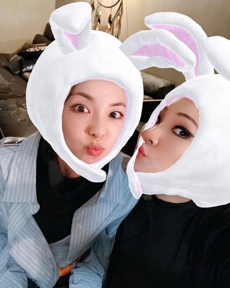 Sandara Park and CL, both from Group 2NE1 (2NE1), met again in Paris, France.Sandara Park posted a picture on her Instagram page on October 1.Inside the picture is a picture of Sandara Park and CL dressed as rabbits with mobile phone applications.Sandara Park stares at the camera with a comic look on her face, while CL shows off her high nose, with the pairs cheerful vibe outstanding.The fans who responded to the photos responded, I want to see both, My eternal queen, and Put more pictures.delay stock