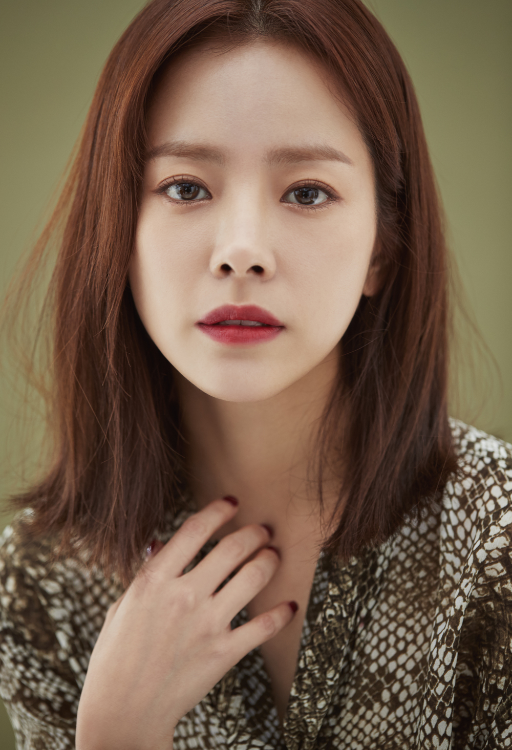 Han Ji-min confessed that he had smoked all sorts of tobacco to make the character digest.Han Ji-min, who appeared in the movie Miss Back (director Lee Ji-won), said in an interview held at a place in Jongno-gu, Seoul on October 1, that he made efforts to naturally digest the role of Baek Sang-a, a person who lives a difficult life as a former convict.Miss Back is a story that Miss Back, who became an ex-convict to protect himself, meets a child who resembles himself in the world and confronts a terrible world to protect him.Han Ji-min plays Miss Back, who became an ex-con trying to protect herself, and is a person who lives in a tough world by doing everything in a bad way after being branded.Above all, Han Ji-mins external transformation catches the spotlight: he creates rough skin, swears, and smokes tobacco.Han Ji-min said, I did not mean to impress, but I was fortunate that the white sharks eyes on the world were basically twisted, so I was frowning.I tried to dry my skin to give me a rough feeling.It seemed like a different face came out because of the wrinkles of the muscles that I did not use, he said. I am worried about the whole movie.I do not go well to Dermatology, but after filming, I went to Dermatology and was treated. Sindo is impressive to burn tobaccoHan Ji-min, who set squatting and burning tobacco as a signature pose for white sharks, said, From the time I made a appearance, I smoke tobacco and swear.Even if you are uncomfortable, I chose the first scene for immersion. Han Ji-min, who was asked if he actually smoked tobacco in a very realistic acting, said, There is a scene where he smokes tobacco in I learned it at the end of Kim Ji-woon, who said he wanted to smoke it, but I really wanted to smoke it. He laughed, I did my best to avoid the heterogeneity of Baek Sang-ah. I tried to find the right tobacco for me, most of the kind of tobacco, he said.Han Ji-min, who was so happy to play Baek Sang-a, was satisfied that it was fun to find and raise what I did not have.pear hyo-ju