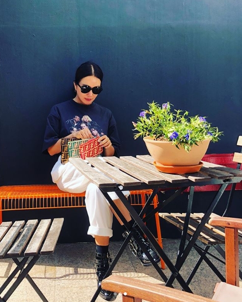 Singer and actor Uhm Jung-hwa has released a relaxed routine.Uhm Jung-hwa posted a photo on her Instagram account on September 30 with an article entitled Sunday mood (Sunday mood).The photo shows Uhm Jung-hwa sitting on a cafe terrace and collecting pouches; Uhm Jung-hwa added chic charm by wearing sunglasses.Uhm Jung-hwas charismatic aura stands outThe fans who responded to the photos responded such as It is so beautiful, It is still shiny today, Unique beauty that does not change.delay stock