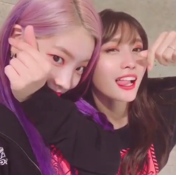 Group TWICE members Dahyun and MOMO showed off their fresh visuals.The official Instagram of TWICE posted a video with a heart-shaped emoticon on October 1.Inside the video, Dahyun and MOMO posing with finger hearts, Dahyuns brilliant purple hair draws Eye-catching.The sexy look that puts out the tongue of MOMO also catches the eye.The fans who responded to the video responded such as I love you angels, I like this snow purification, Thank you for making me strong from Monday.delay stock