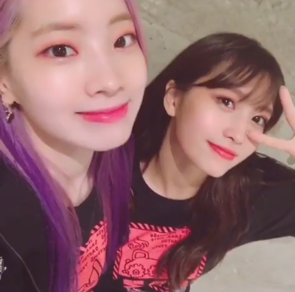 Group TWICE members Dahyun and MOMO showed off their fresh visuals.The official Instagram of TWICE posted a video with a heart-shaped emoticon on October 1.Inside the video, Dahyun and MOMO posing with finger hearts, Dahyuns brilliant purple hair draws Eye-catching.The sexy look that puts out the tongue of MOMO also catches the eye.The fans who responded to the video responded such as I love you angels, I like this snow purification, Thank you for making me strong from Monday.delay stock