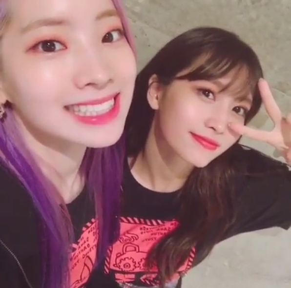 Group TWICE members Dahyun and MOMO showed off their fresh visuals.The official Instagram of TWICE posted a video with a heart-shaped emoticon on October 1.Inside the video, Dahyun and MOMO posing with finger hearts, Dahyuns brilliant purple hair draws Eye-catching.The sexy look that puts out the tongue of MOMO also catches the eye.The fans who responded to the video responded such as I love you angels, I like this snow purification, Thank you for making me strong from Monday.delay stock