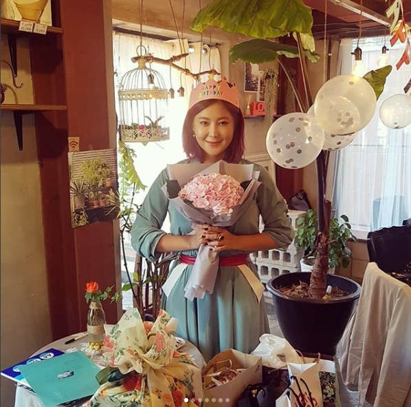 Group Typhoon member Solbi has released a 35-year-old Birthday Party photo with fans.Solbi said on October 1 in his instagram, Those who have once again made me feel how precious my being is.Raindrops (Solbi official fandom name) Love posted a photo with the article.Inside the photo was a picture of Solbi having a great time with fans; Solbi is wearing a pink crown and holding a bouquet of hydrangea; Solbis sunny smile is lovely.Fans who responded to the photos responded such as Happy Birthday, Roman Princess, My sister is so beautiful.delay stock