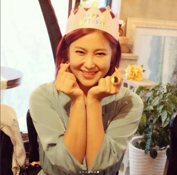 Group Typhoon member Solbi has released a 35-year-old Birthday Party photo with fans.Solbi said on October 1 in his instagram, Those who have once again made me feel how precious my being is.Raindrops (Solbi official fandom name) Love posted a photo with the article.Inside the photo was a picture of Solbi having a great time with fans; Solbi is wearing a pink crown and holding a bouquet of hydrangea; Solbis sunny smile is lovely.Fans who responded to the photos responded such as Happy Birthday, Roman Princess, My sister is so beautiful.delay stock