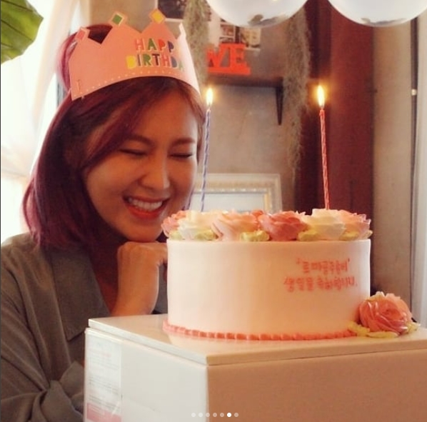 Group Typhoon member Solbi has released a 35-year-old Birthday Party photo with fans.Solbi said on October 1 in his instagram, Those who have once again made me feel how precious my being is.Raindrops (Solbi official fandom name) Love posted a photo with the article.Inside the photo was a picture of Solbi having a great time with fans; Solbi is wearing a pink crown and holding a bouquet of hydrangea; Solbis sunny smile is lovely.Fans who responded to the photos responded such as Happy Birthday, Roman Princess, My sister is so beautiful.delay stock
