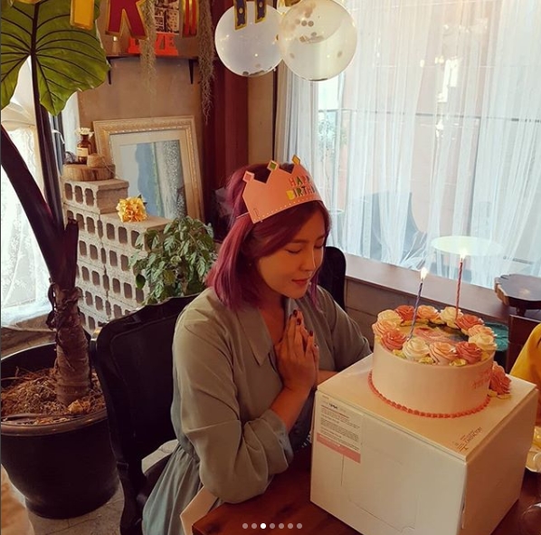 Group Typhoon member Solbi has released a 35-year-old Birthday Party photo with fans.Solbi said on October 1 in his instagram, Those who have once again made me feel how precious my being is.Raindrops (Solbi official fandom name) Love posted a photo with the article.Inside the photo was a picture of Solbi having a great time with fans; Solbi is wearing a pink crown and holding a bouquet of hydrangea; Solbis sunny smile is lovely.Fans who responded to the photos responded such as Happy Birthday, Roman Princess, My sister is so beautiful.delay stock