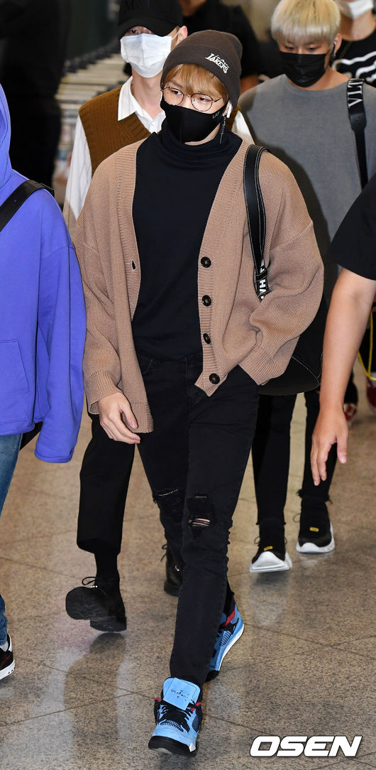 Group Wanna One Kang Daniel is returning home through ICN airport after finishing Thailand KCON on the morning of the 30th and leaving the Arrival point.