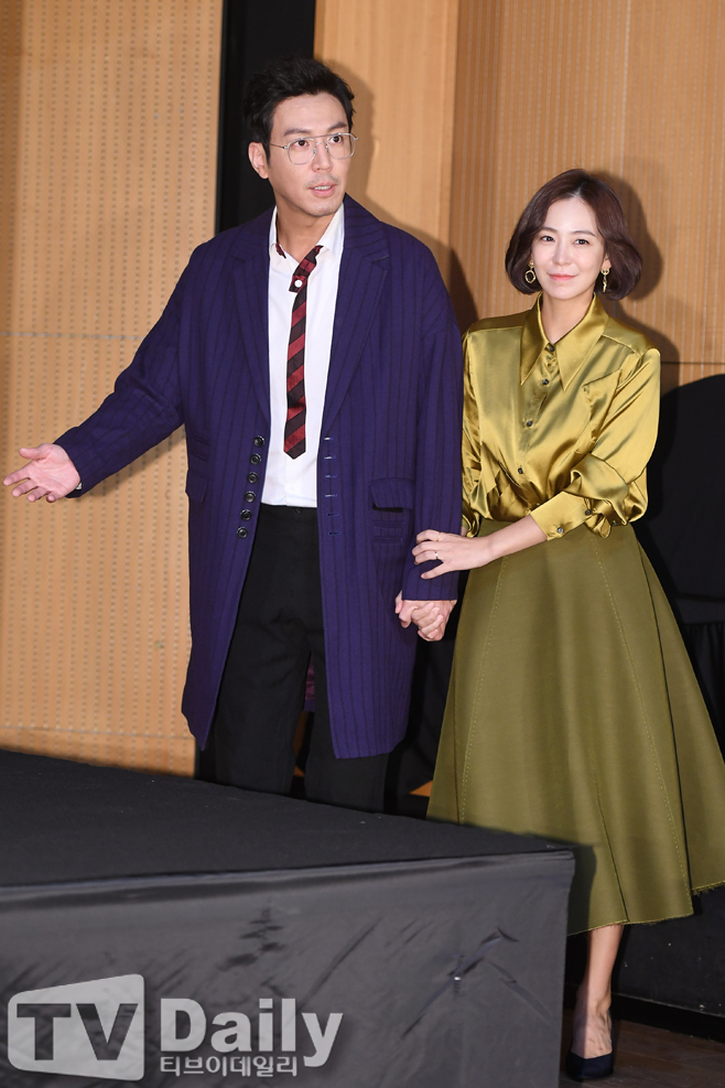 Cable TVN Standardly together production presentation was held at CJ ENM Center in Sangam-dong, Mapo-gu, Seoul on the morning of the 1st.Park Mi-sun, Lee Bong-won, Yi-young Shim, Choi Won-young, Kang Sung-yeon, Kim Gaon, Choi Myeong-Gil, Kim Han-gil, Kim Kook-jin and Kim Yu-gon CP attended the ceremony.Together is a couples Travel reality that shows a couple leaving together with a traveler, but her husband and wife travel toward according to their taste.26-year comedian couple Park Mi-sun Lee Bong-won, 5-year actor couple Yi-young Shim Choi Won-young, 7-year actor couple Kang Sung-yeon Kim Gaon, 24-year actor couple Choi Myeong-Gil Kim Han-gil left Travel together to understand the differences I plan to convey the pleasure of discovering the spouse who did not know about my long marriage.tvN together production presentation