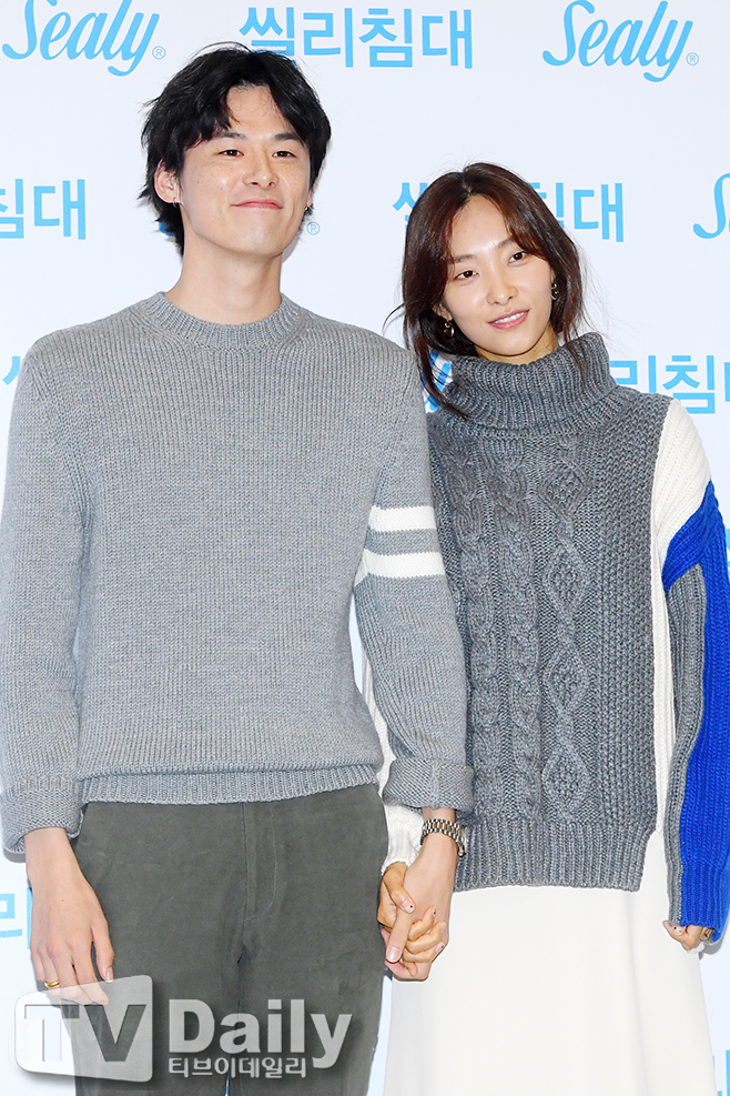 Model Kim Won-jung and Kwak JI Young are posing for the launch of the bed brand at the headquarters of Lotte Department Store in Jung-gu, Seoul on the afternoon of the afternoon.[S brand Event