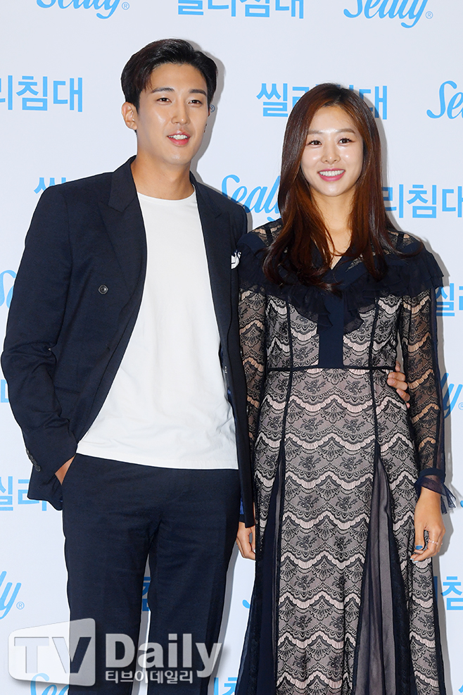 Kang Kyung-joon and Jang Shin-young are posing for the launch of the bed brand at the headquarters of Lotte Department Store in Jung-gu, Seoul on the afternoon of the afternoon.[S brand Event