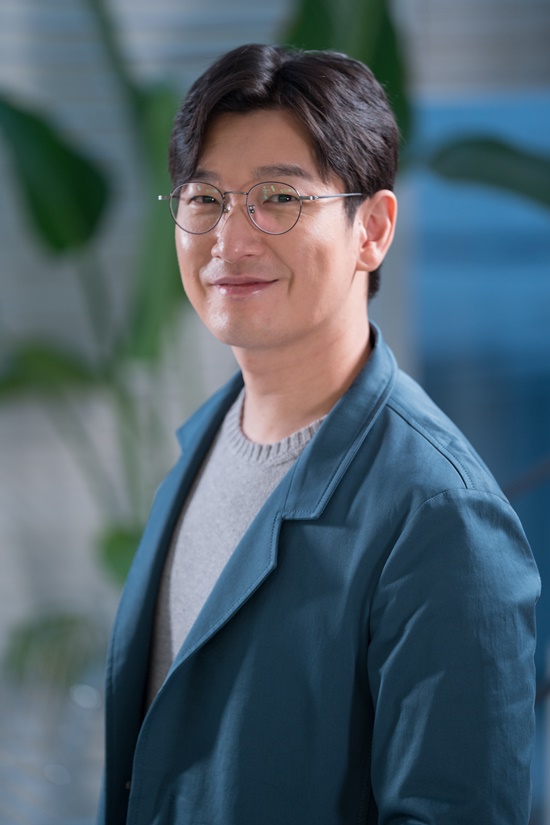 Following interview 1), Jo Seung-woo, who returned to Myungdang, is playing screen confrontation with Actors who breathed in The Classic 15 years ago, including Anshi Sung Jo In-sung and Negotiation Son Ye-jin.The three actors who played a faint romance with The Classic in 2003 have now grown into actors who can not be missed in Korean movies regardless of genre.Jo Seung-woo also said, I was not aware of the fact and I knew it when I heard the story. Oh, yes. It was only 15 years ago.I want to be able to walk this way well, we have all done well in our own way.Jo Seung-woo also reveals his longing for Jo In-sung, Son Ye-jin; he did not see it properly after The Classic.I have not seen Son Ye-jin since then in the commercial shoot. It would be really nice to meet you again. 