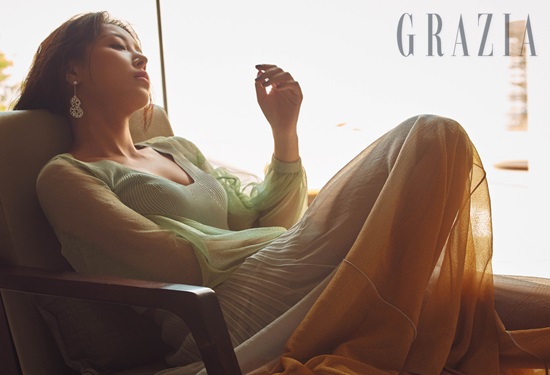 Singer Yubin has spewed a mature charm.Fashion magazine Gorizia released a picture with Yubin on the 1st.In a picture set in a leisurely Bali, Yubin exudes an alluring charm with a deeper look.Yubin, who has a mature maturity, has comfortably led the atmosphere of the filming scene with his relaxed appearance throughout the filming.In addition, Jewelry, who was worn in the shoot, all set up Blood Diamond to complete a luxurious look and added a deep wine-red velvet lip, a trend this fall, to create a bold and sensual atmosphere.Yubins full version of the picture can be found in the October issue of Gorizia published on the 20th.Photo: GraGorizia