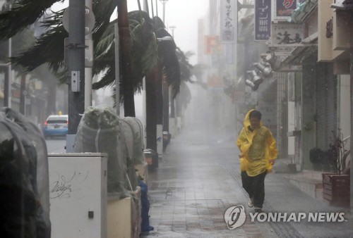 일본 오키나와 덮치는 폭풍·폭우 (오키나와 교도=연합뉴스) 초강력 태풍 '짜미'가 근접하며 지난 29일 일본 서남단 오키나와(沖繩)현 나하(那覇)시에 폭우를 동반한 강풍이 불고 있다.     choinal@yna.co.kr  (끝)