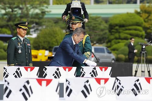 帰って来た国軍有害に 6.25 参戦記章授与する門大統領 (城南=連合ニュース) 排除だけ記者 = ムン・ゼイン大統領が国軍の捺印 1日午前ソウル空港で開かれた国軍有害奉還行事で 68年ぶりに帰って来た国軍有害 64位に 6.25 参戦記章を授与とある. 2018.10.1 scoop@yna.co.kr